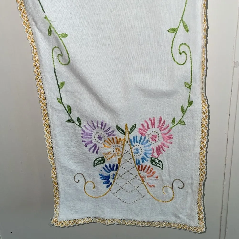 Vintage table runner with‎ floral embroidery & crochet edges